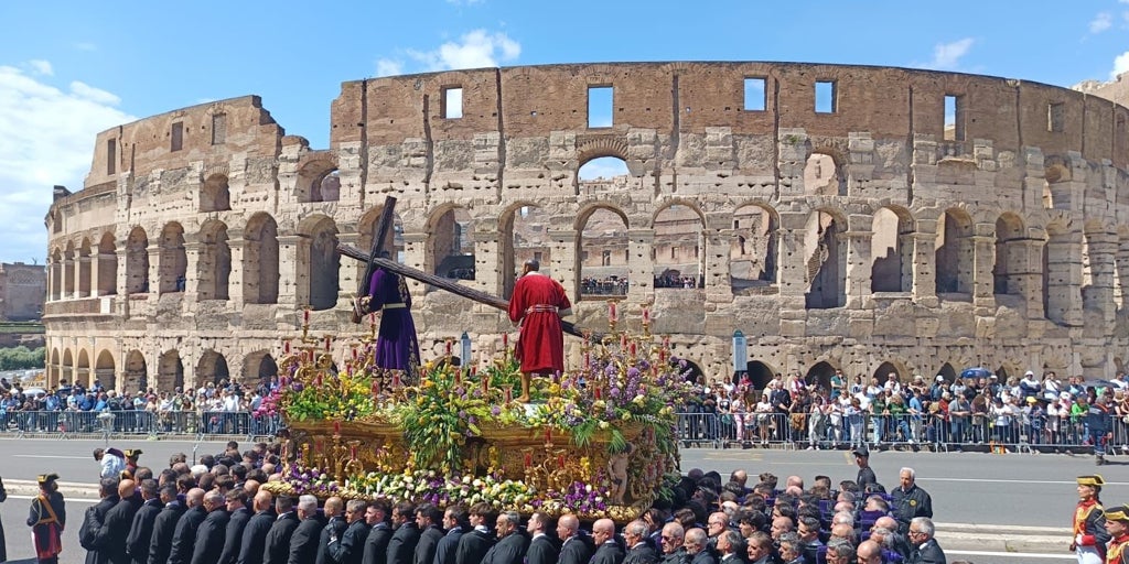 Colosal desfile del Nazareno de León por la Roma imperial
