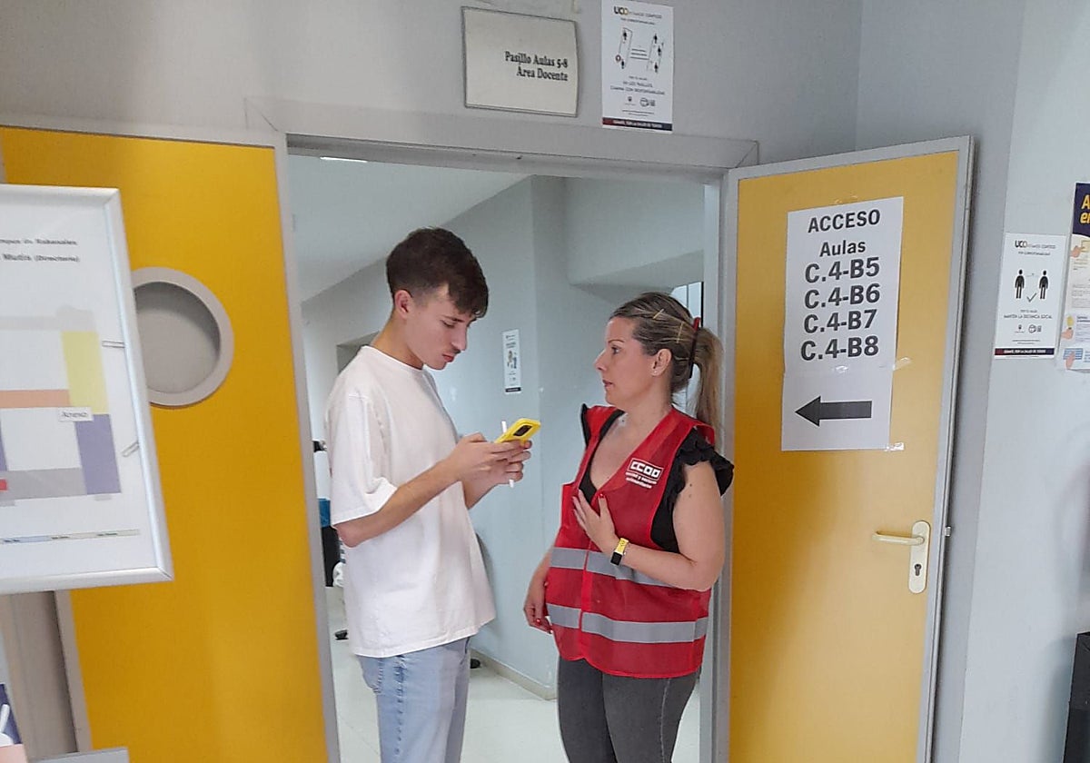 Una delegada de CC.OO. en una de las aulas donde se celebran las oposiciones de Enfermería