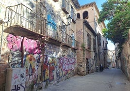 Grafitis junto al Palacio de los Vargas, monumento finalizado en el siglo XVIII y ahora abandonado