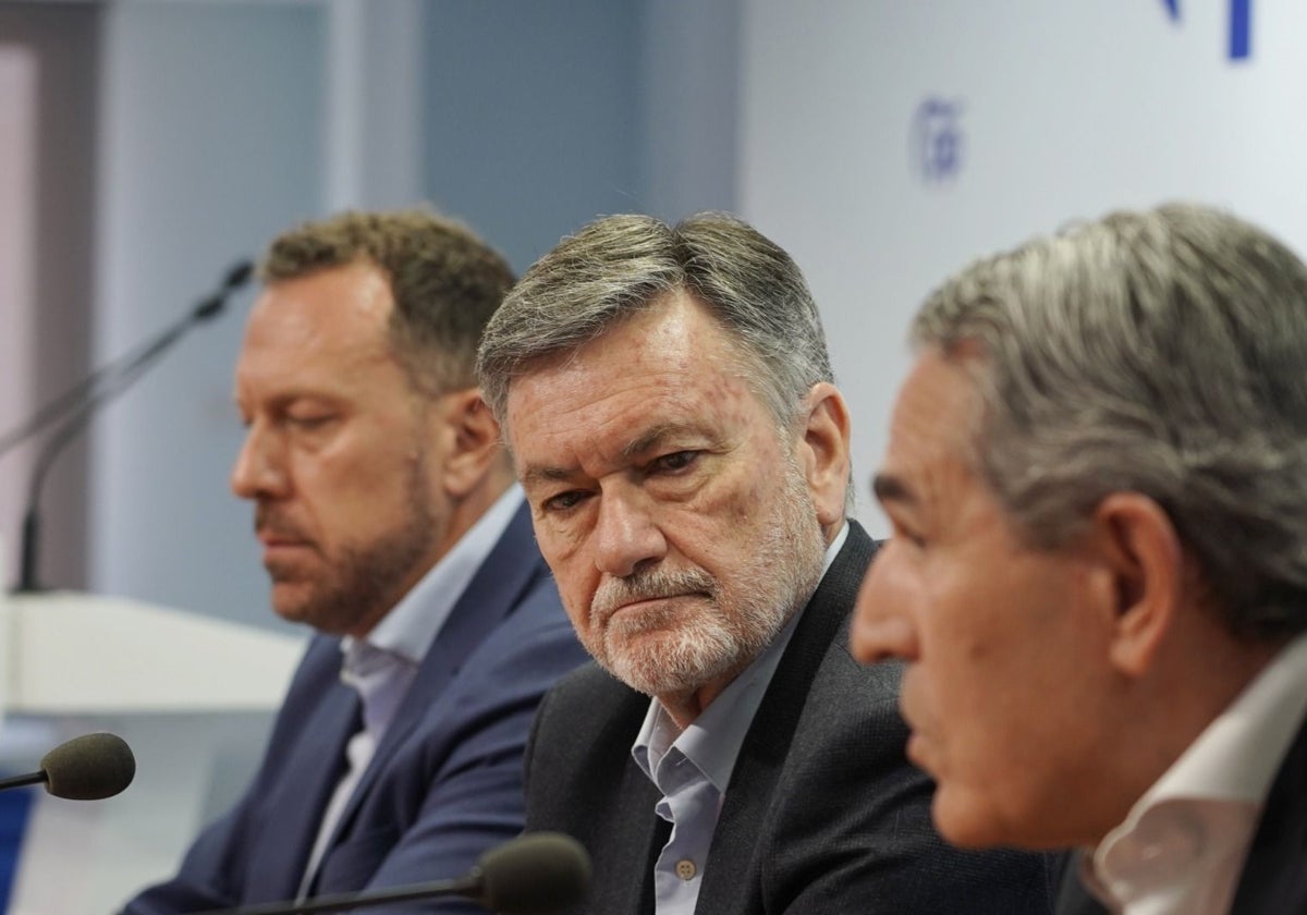 Héctor Palencia, Francisco Vázquez y Juan José Sanz Vitorio, este sábado en la sede del PP de Castilla y León