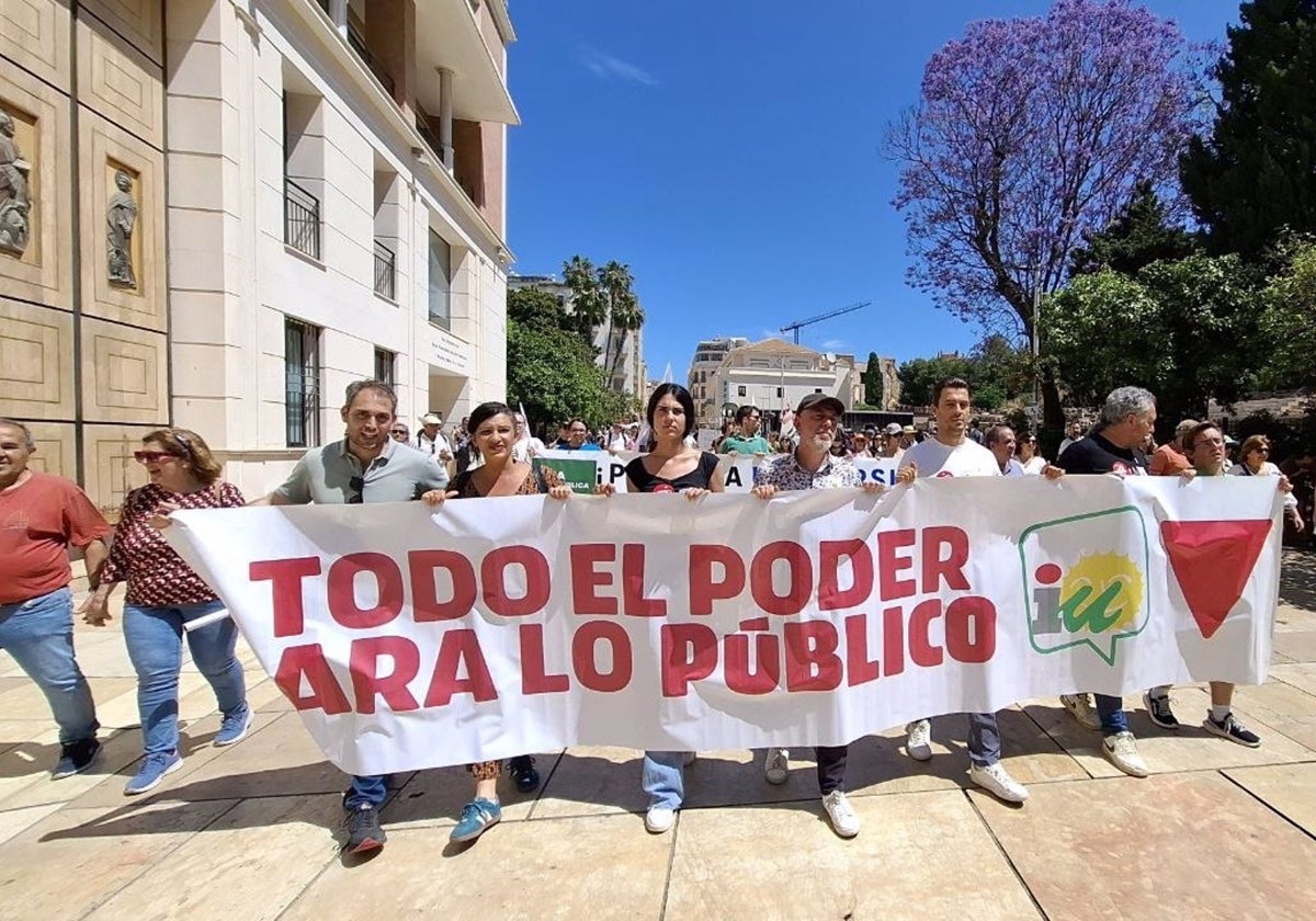 Toni Valero (a la izquierda), diputado de IU, este sábado en la marcha de Málaga en defensa de la sanidad pública