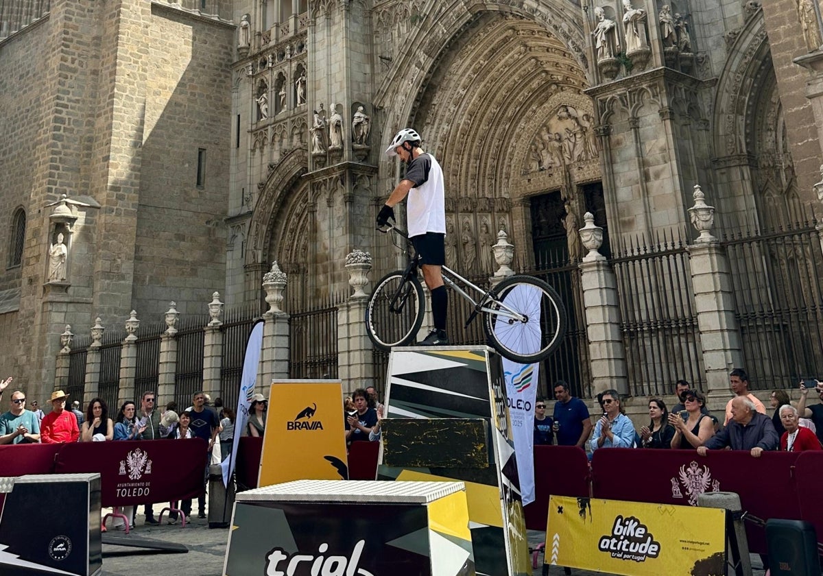 El trial bici consiste en superar obstáculos con la bicicleta sin echar pie a tierra
