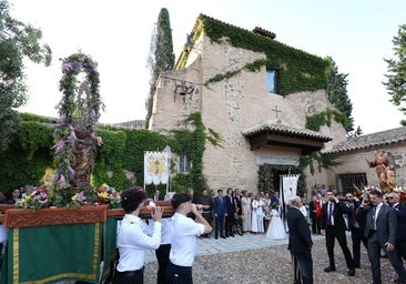 Momento en el que se han encontrado las dos imágenes en el patio de la ermita