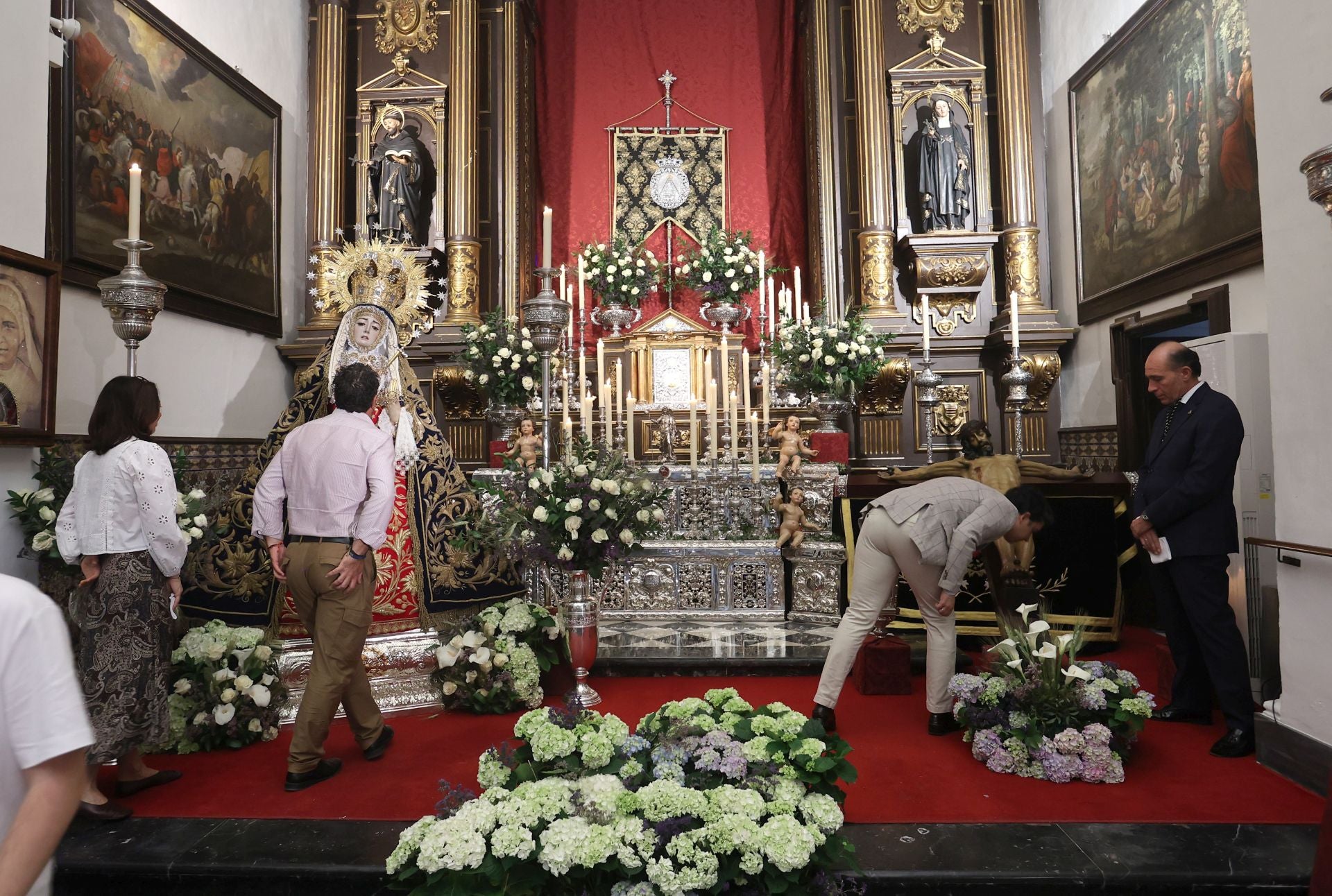 Las mejores imágenes del besamanos a la Virgen de los Dolores de Córdoba