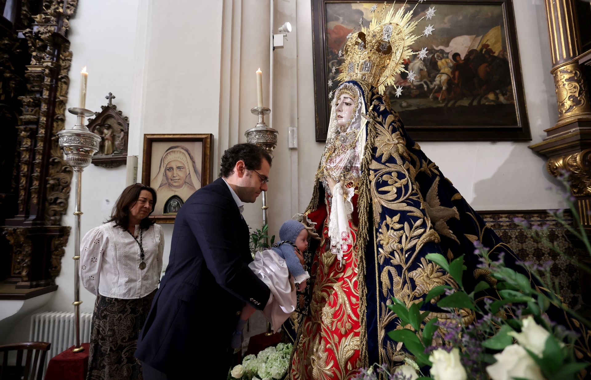 Las mejores imágenes del besamanos a la Virgen de los Dolores de Córdoba