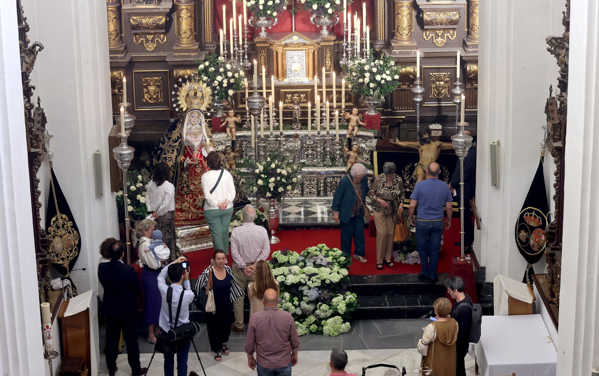 Las mejores imágenes del besamanos a la Virgen de los Dolores de Córdoba