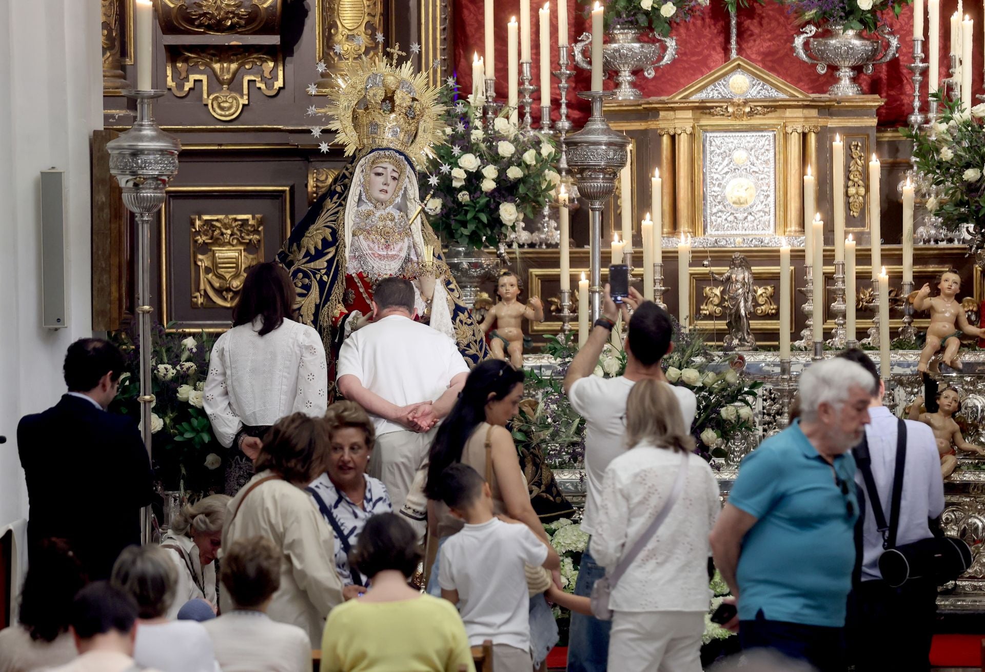 Las mejores imágenes del besamanos a la Virgen de los Dolores de Córdoba
