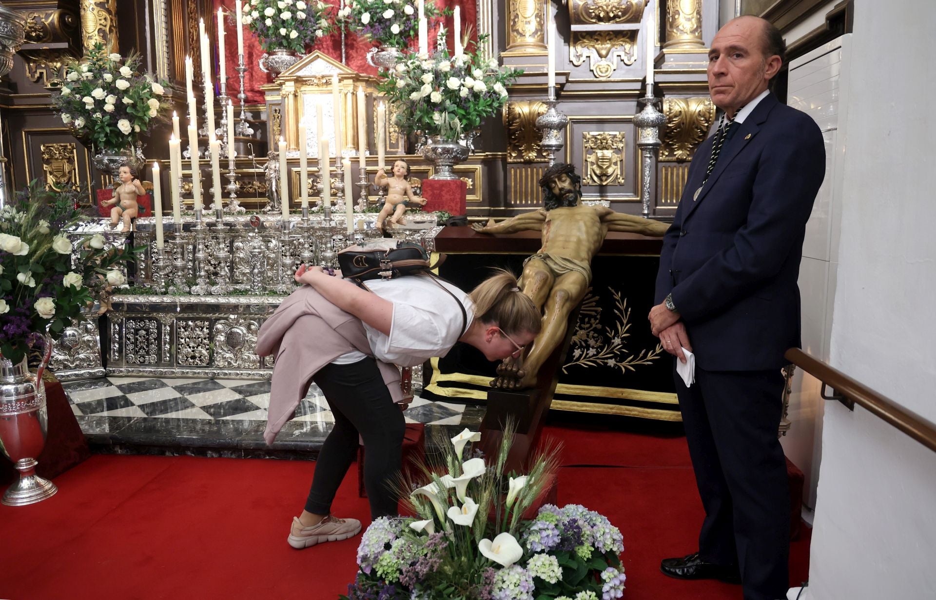 Las mejores imágenes del besamanos a la Virgen de los Dolores de Córdoba
