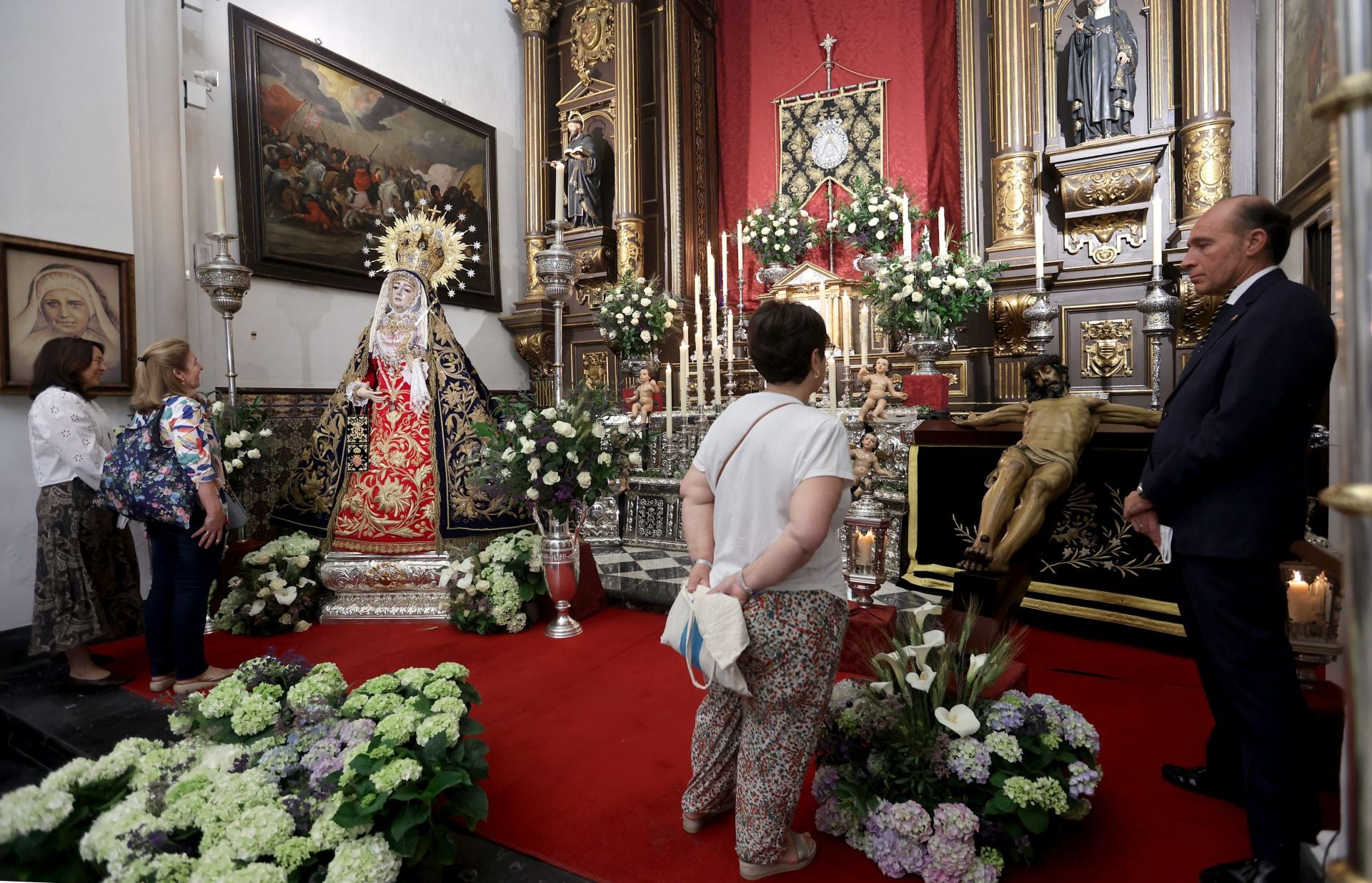 Las mejores imágenes del besamanos a la Virgen de los Dolores de Córdoba