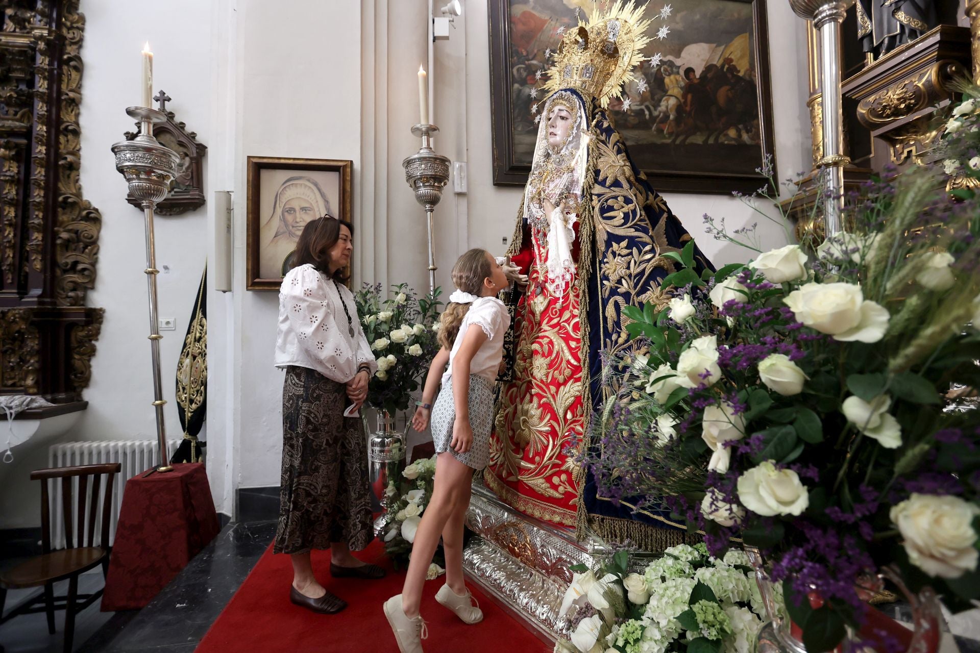 Las mejores imágenes del besamanos a la Virgen de los Dolores de Córdoba