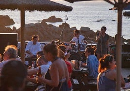 El popular chiringuito de Vigo que acaba de inaugurar temporada: música en directo y atardeceres con vistas a las Islas Cíes
