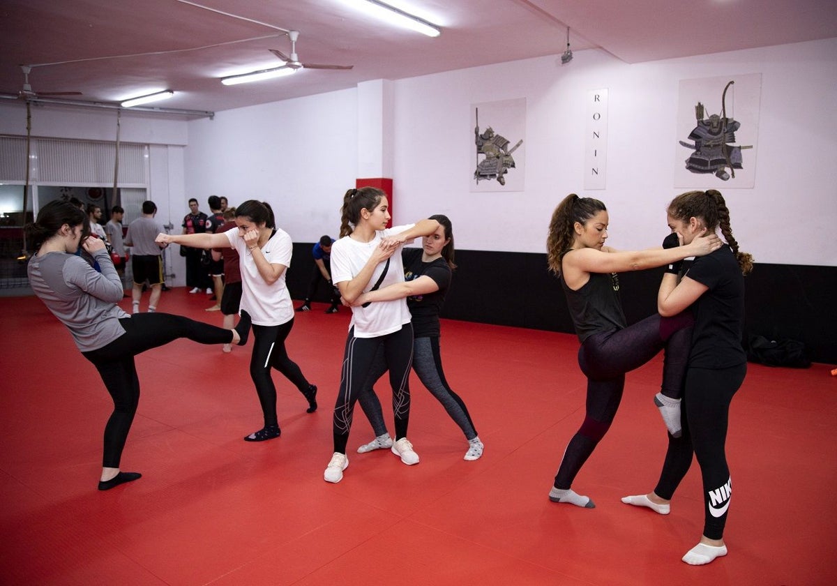Imagen de una clase de defensa personal femenina