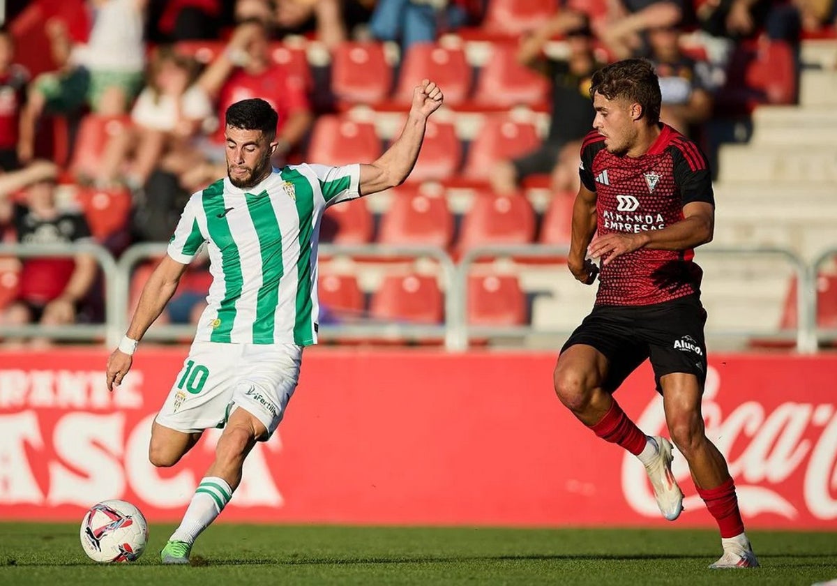 Jacobo prueba suerte con un disparo en el partido de la primera vuelta ante el Mirandés
