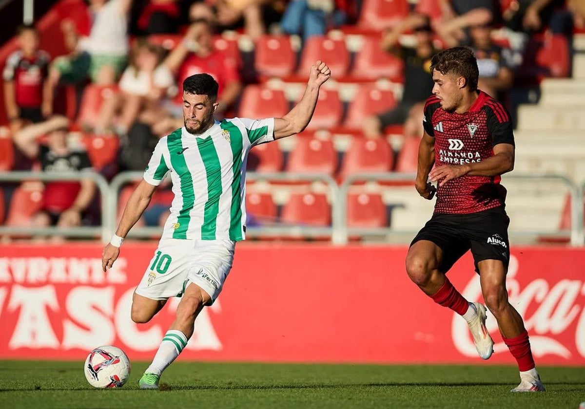 Jacobo prueba suerte con un disparo en el partido de la primera vuelta ante el Mirandés