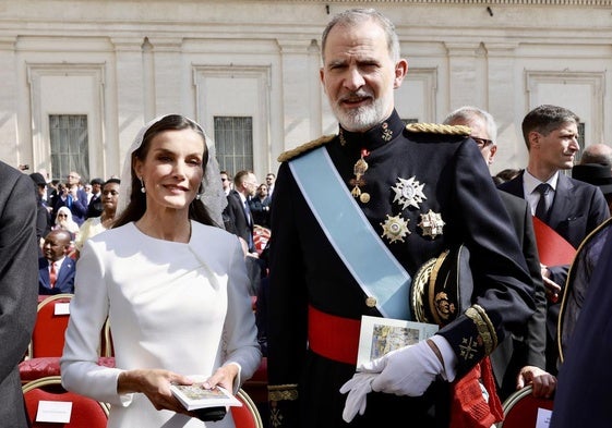 El Rey con uniforme de gran gala y la Reina de blanco: los Reyes asisten a la entronización de León XIV