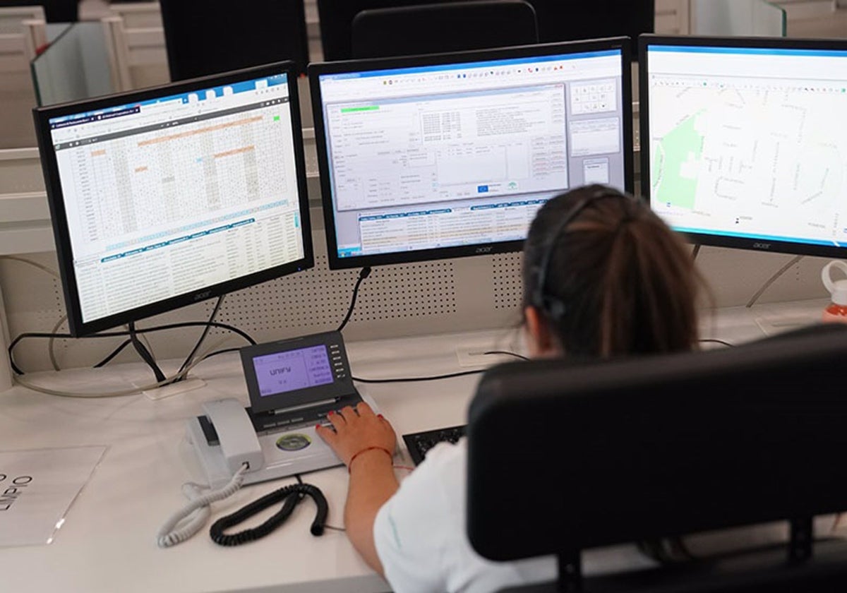 Una trabajadora en la Sala de Emergencias del 112