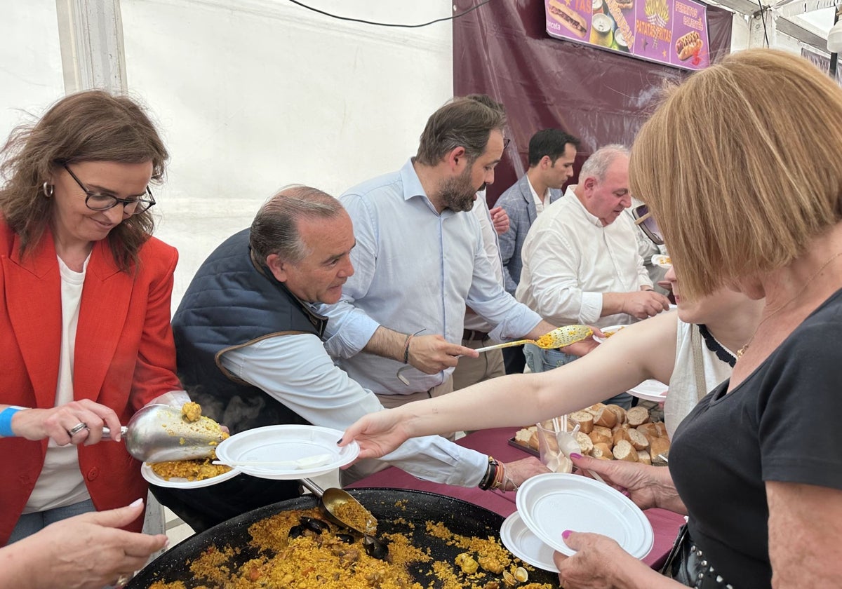 Núñez y Fúnez, junto a Gregorio, sirven paella en el Día del Afiliado en la Feria de San Isidro