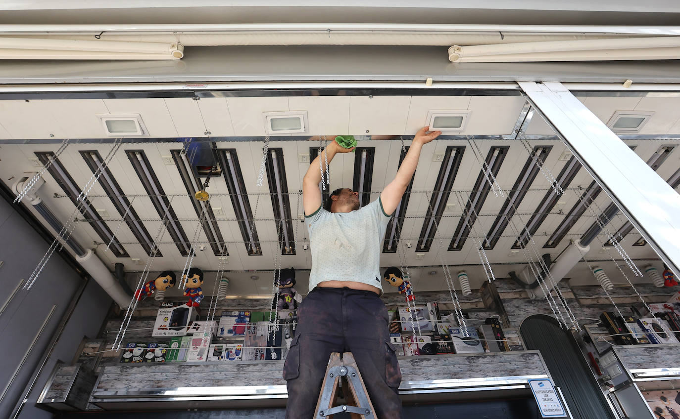 El montaje de las casetas de la Feria de Córdoba, en imágenes