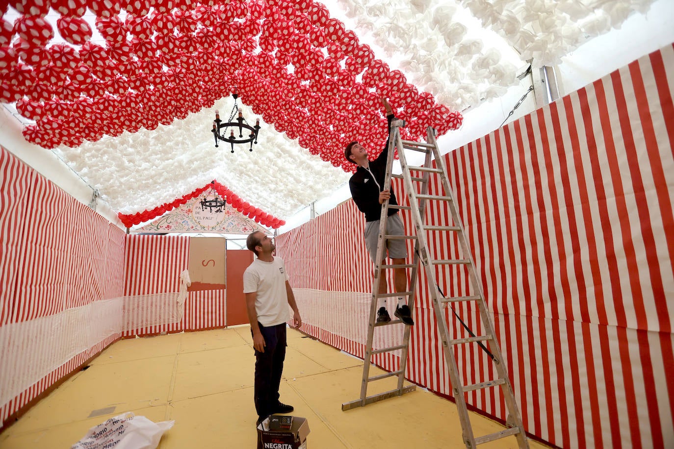 El montaje de las casetas de la Feria de Córdoba, en imágenes