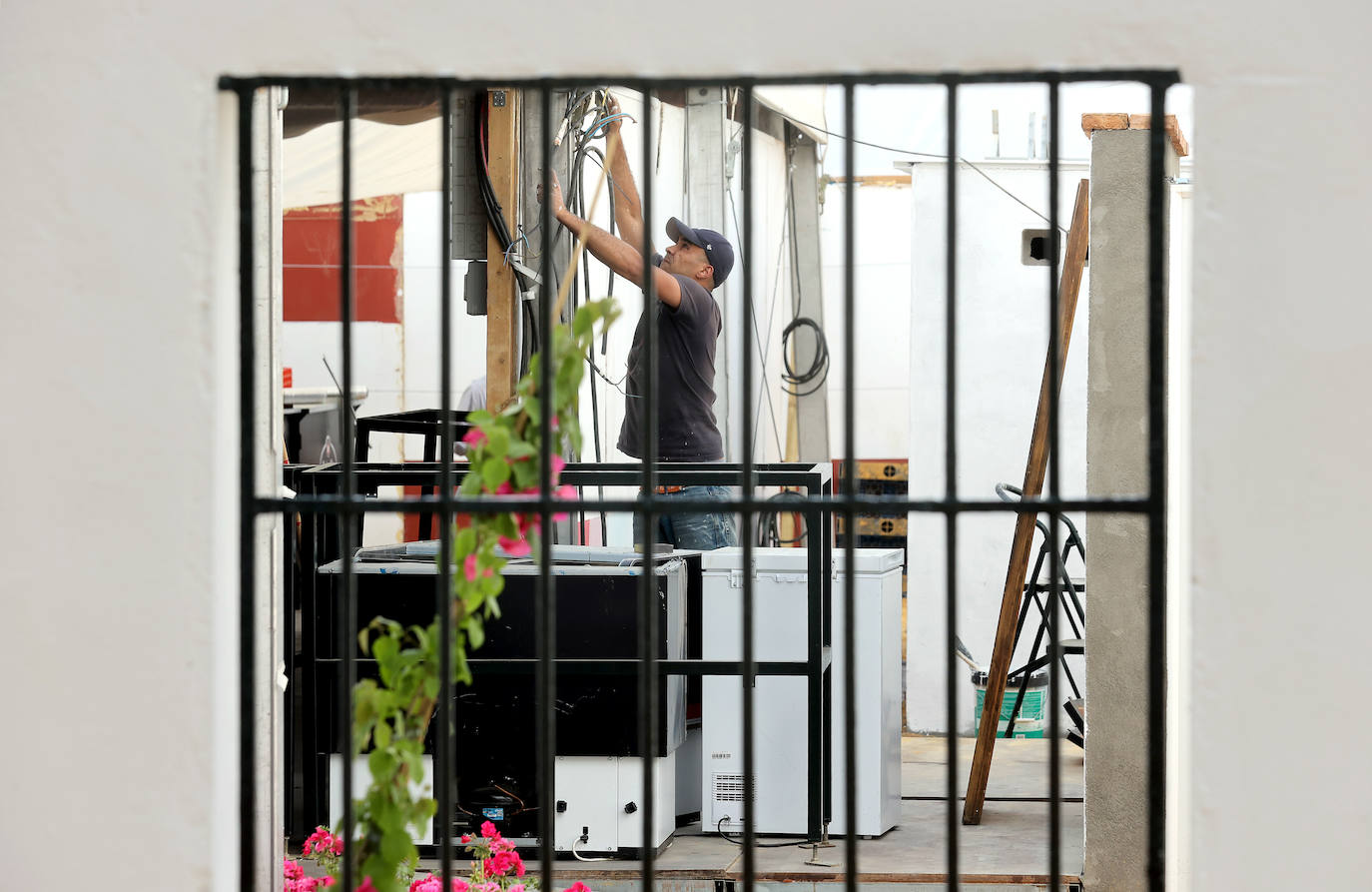 El montaje de las casetas de la Feria de Córdoba, en imágenes