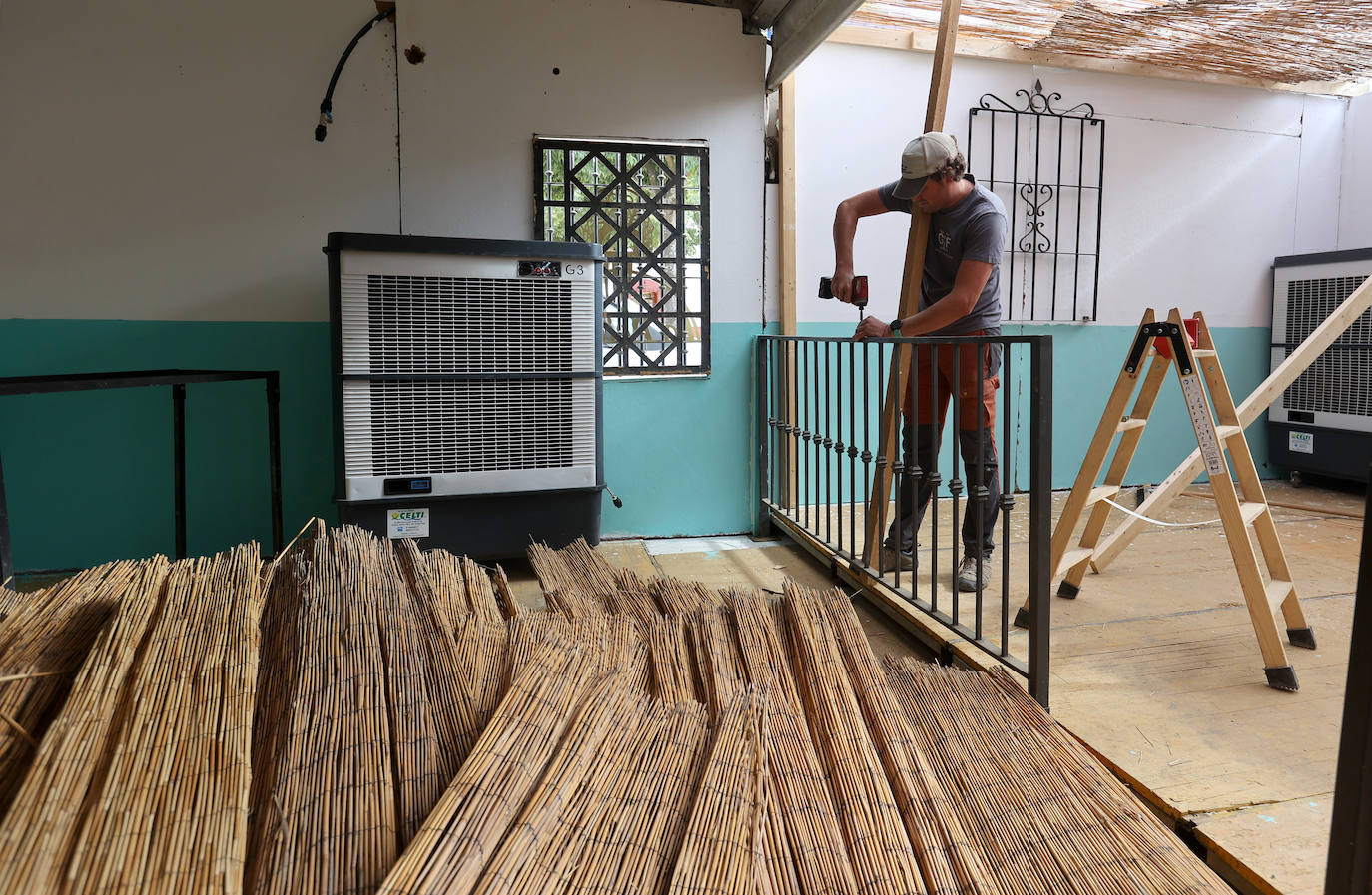 El montaje de las casetas de la Feria de Córdoba, en imágenes