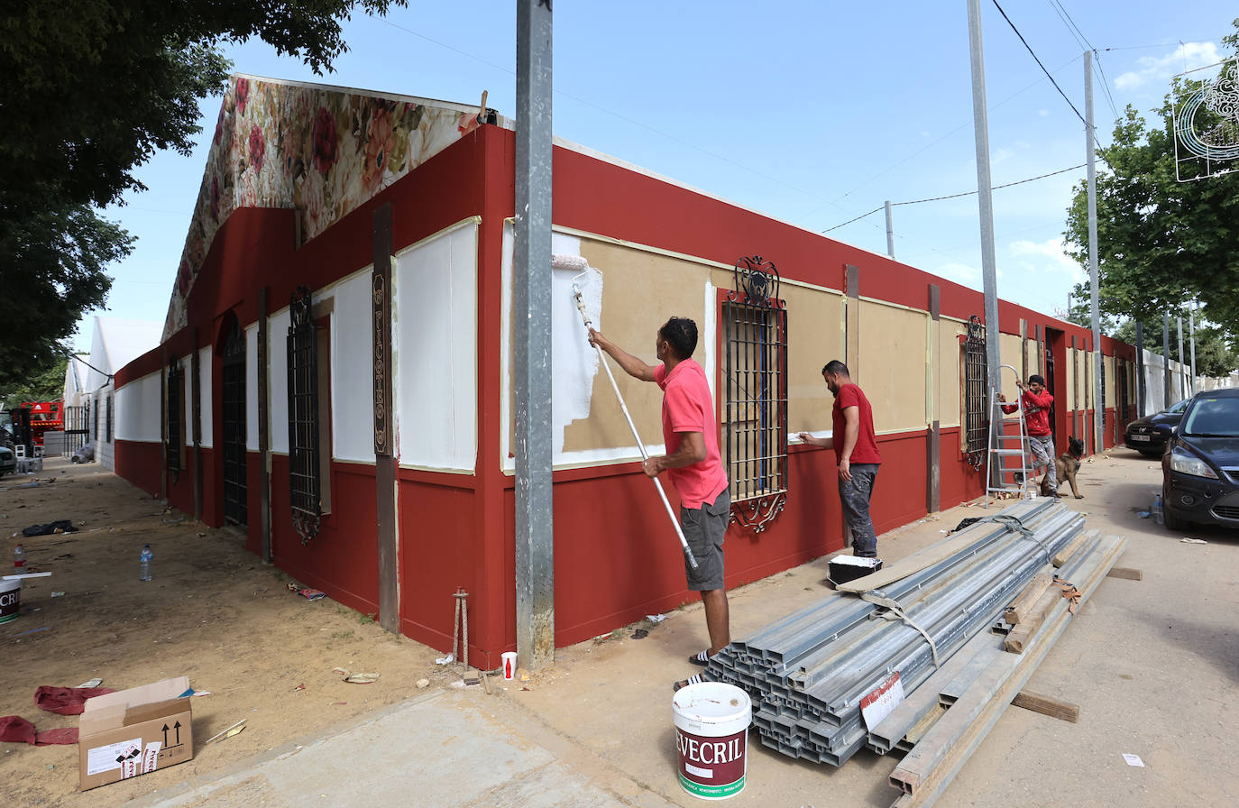 El montaje de las casetas de la Feria de Córdoba, en imágenes