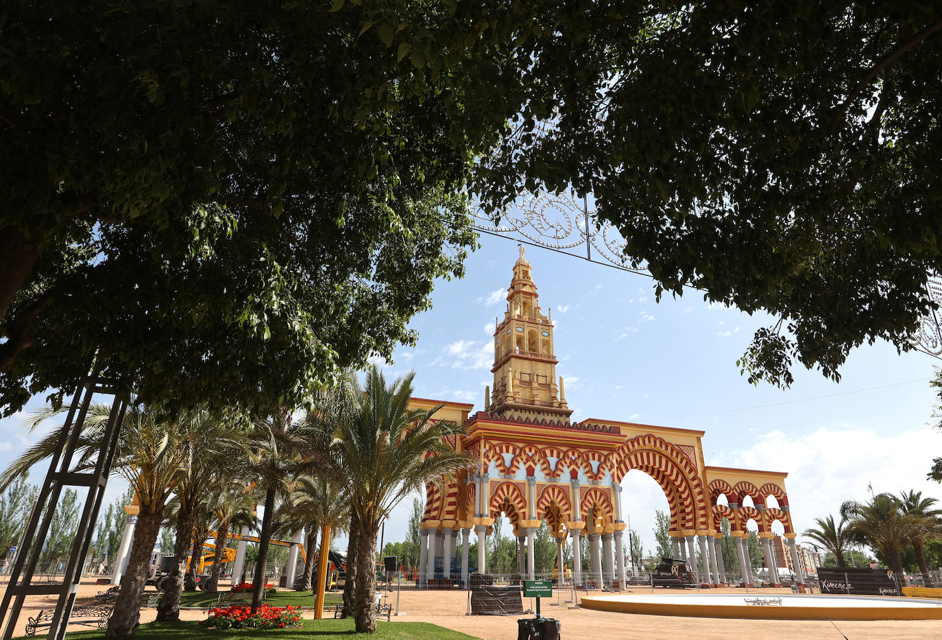 El montaje de las casetas de la Feria de Córdoba, en imágenes