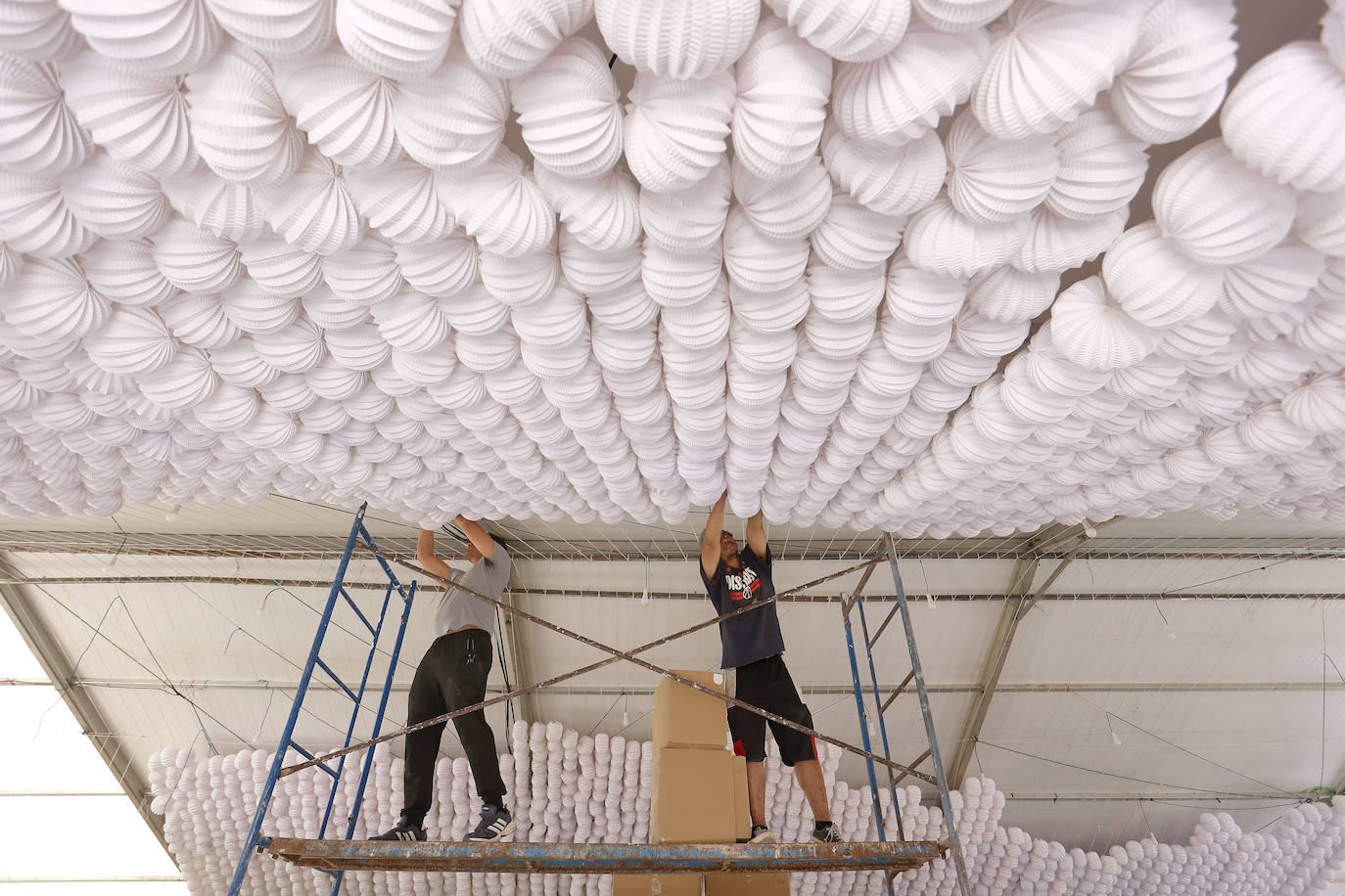 El montaje de las casetas de la Feria de Córdoba, en imágenes