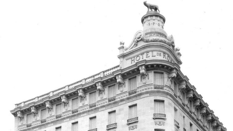 El primer edificio que se acabó en la Gran Vía, coronado por la loba capitolina