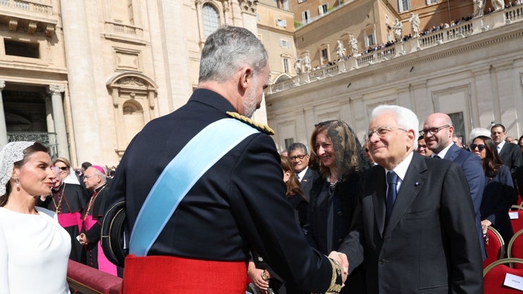 Los Reyes saludan al presidente de la República de Italia, Sergio Mattarella