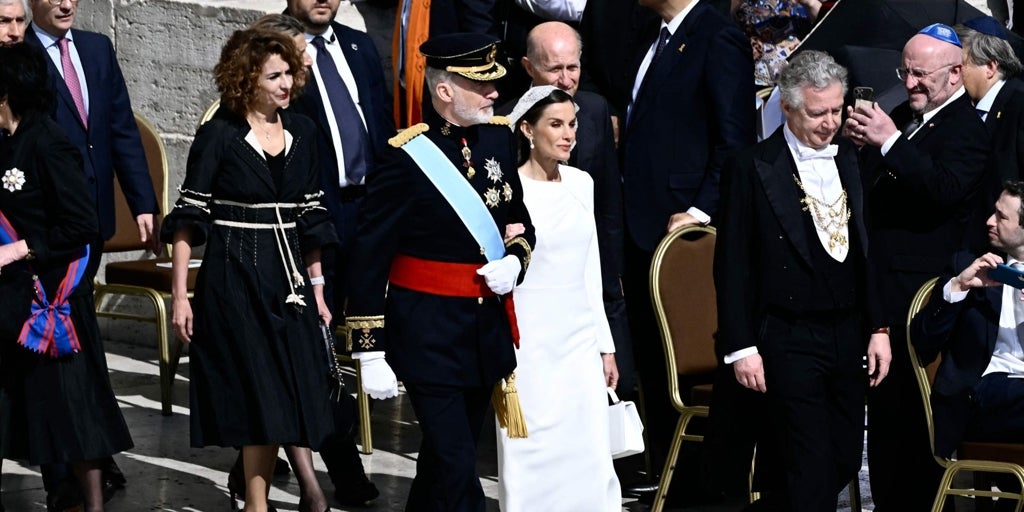 Los Reyes representan a España en la entronización del Papa León XIV
