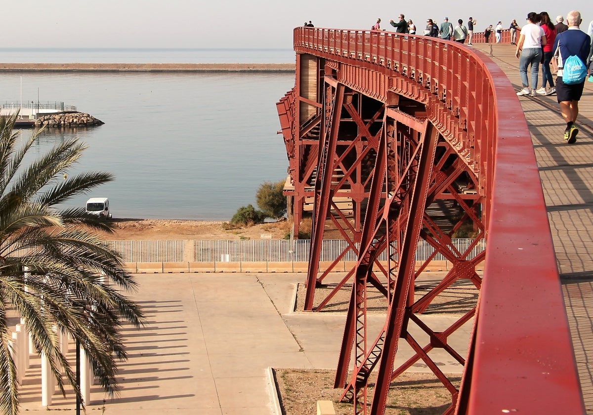 Turistas visita el Cable Inglés en Almería capital