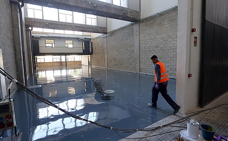 Imagen principal - La vieja Escuela de Agrónomos fue construída entre 1963 y 1969 bajo el diseño de Fernando Moreno Barberá, un icono del modernismo arquitectónico. A partir de ahí, las obras del Campus Córdoba han respetado la esencia de este edificio protegido (salón de actos, talleres, aulas...) pero dándole una versatilidad y conexión que multiplica sus opciones. La luminosidad natural predomina en todos los ambientes.