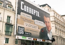 Hazte Oír despliega una lona frente al Congreso con una imagen de Pedro Sánchez: «Corrupto»