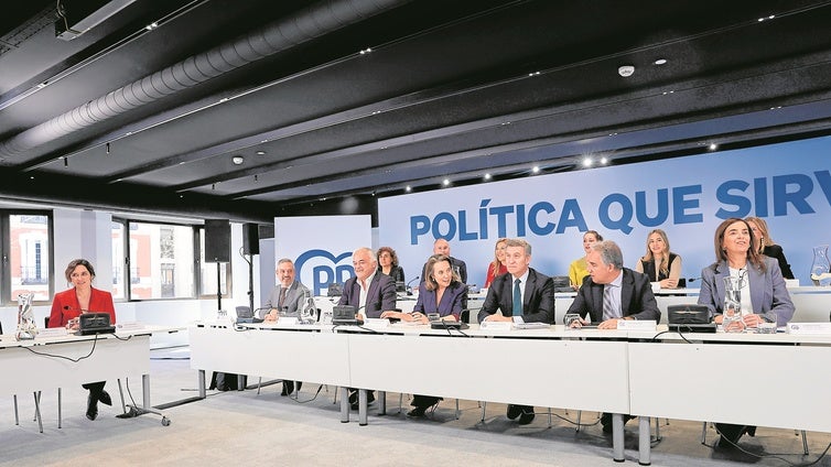 Ayuso prioriza el debate ideológico y evita el choque por las primarias con Génova