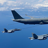 Hito histórico en el cielo de Canarias: tres F-18 repostan en pleno vuelo