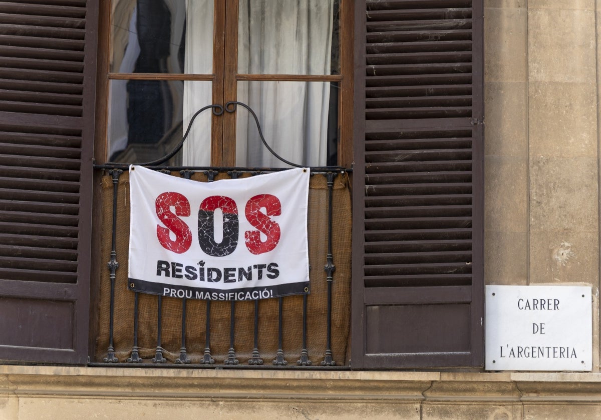 Cartel contra la masificación turística y el alquiler ilegal en Mallorca.