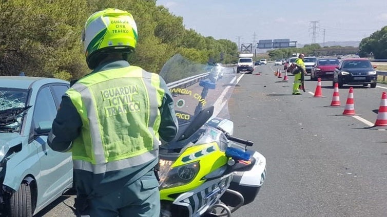 Un hombre muere atrapado en su vehículo que se incendió tras chocar con el quitamiedos en la A-92 en Almería