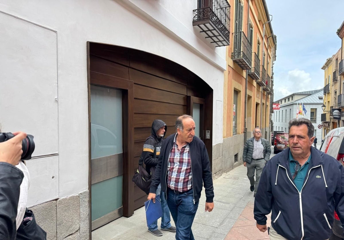 El alcalde de Vita, Antonio Martín Hernández, a la salida de los juzgados tras su declaración