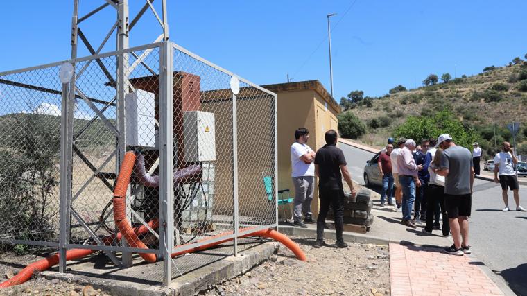 Los vecinos, el viernes haciendo guardia ante el centro transformador
