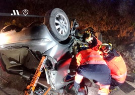 Muere tras caer su coche por un desnivel de cien metros a un arroyo en Málaga