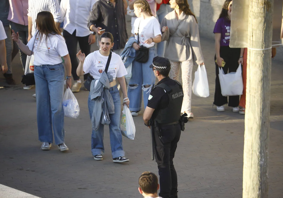 Un agente de la Policía Local presencia la llegada de jóvenes al botellón en la última Feria de Córdoba