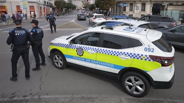 Le paran por no llevar el cinturón y termina detenido por violar la orden de alejamiento de su pareja