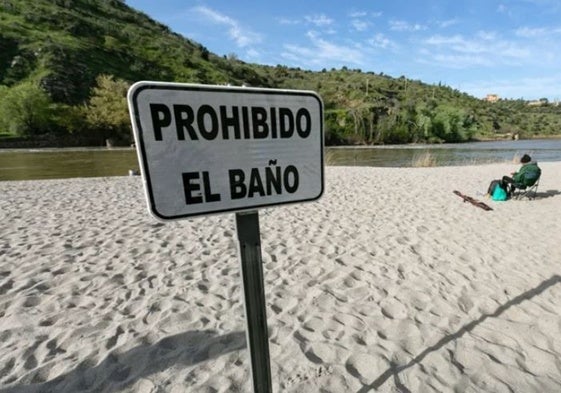 Un cartel recuerda que está prohibido el baño