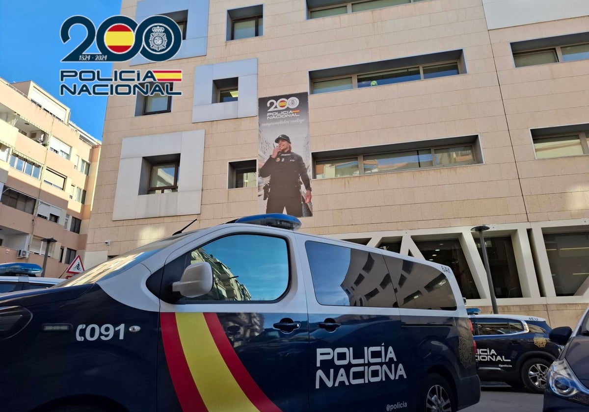 Imagen de archivo de vehículos de la Policía Nacional en Alicante