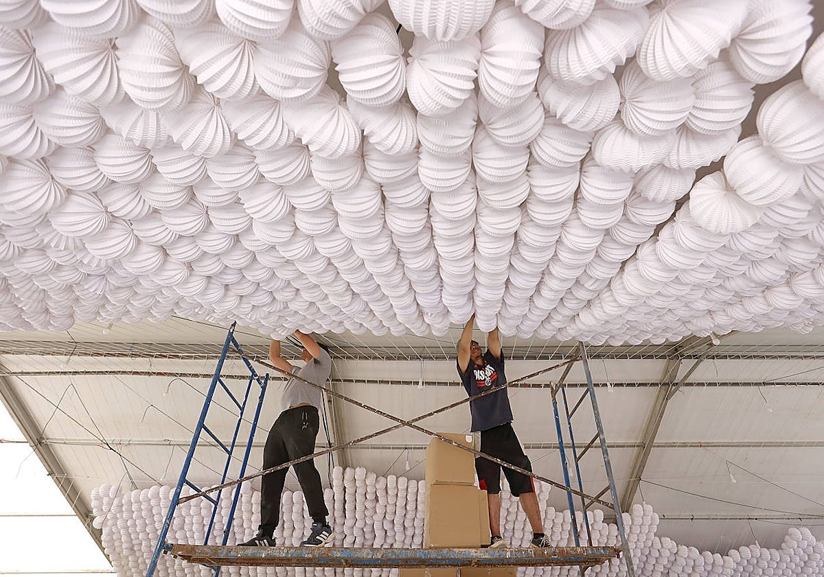 El montaje de las casetas de la Feria de Córdoba, en imágenes