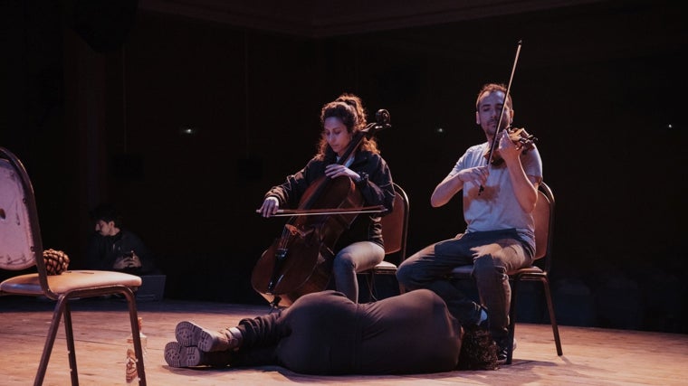 El violonchelo y el violín acompañan la actuación de Novillo