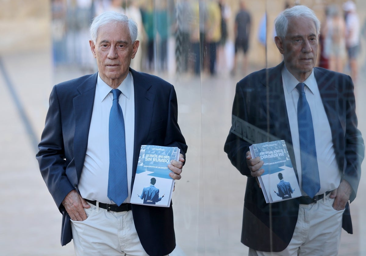 Luis Marín Sicilia posa con su libro para ABC