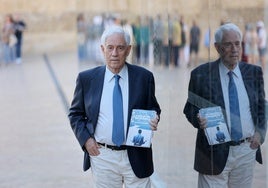 Luis Marín Sicilia posa con su libro para ABC