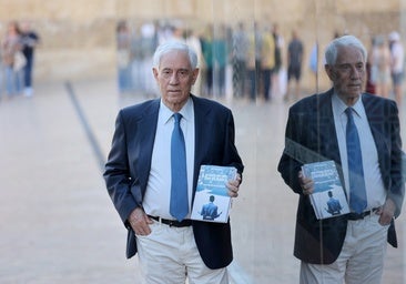 Luis Marín Sicilia posa con su libro para ABC